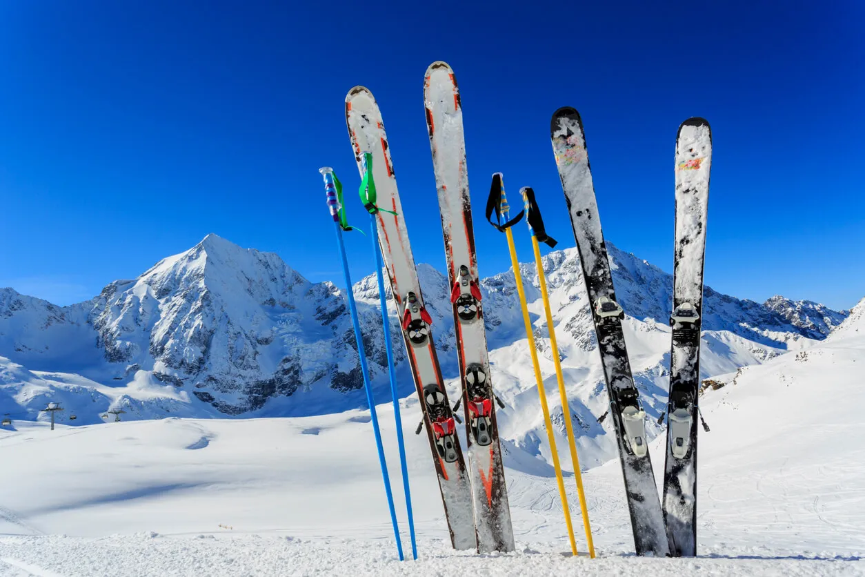 Complete wintersport paklijst 2026: wat meenemen naar de bergen