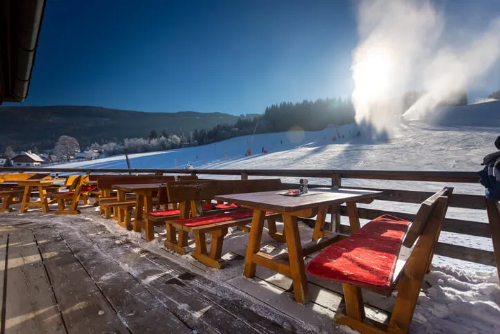 Goedkoop skiën in maart en april: zon, sneeuw en slimme keuzes