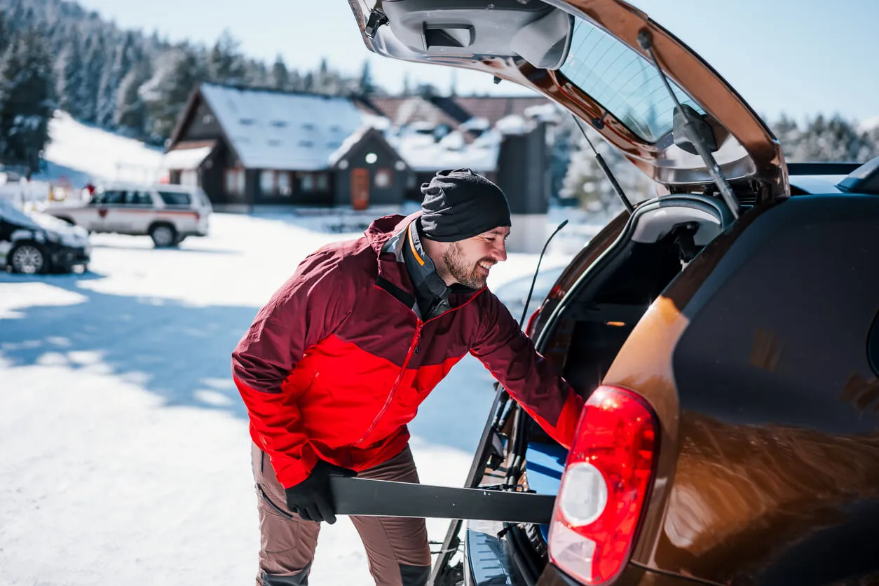 Met de auto naar wintersport: complete gids voor een veilige reis